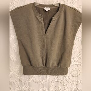 Evereve Nikki Short Sleeve Sweatshirt V neck olive size Medium retro casual